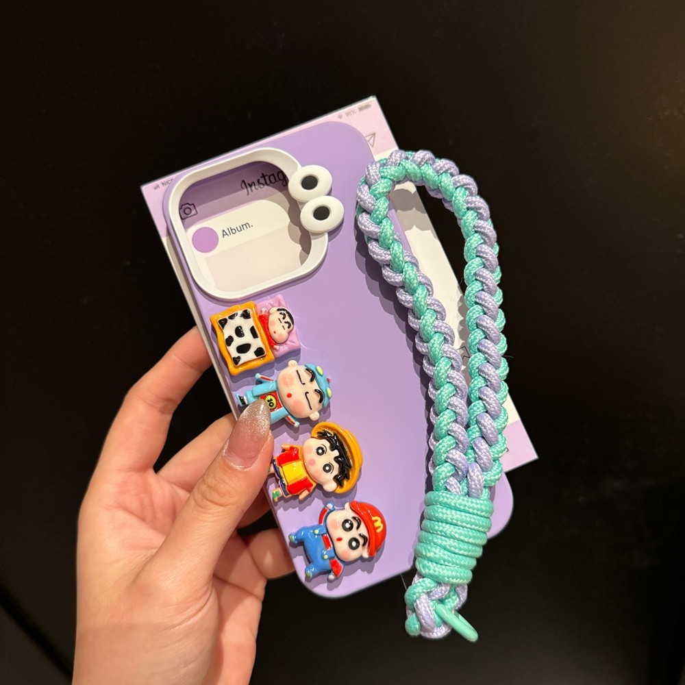สีม่วง 3D Crayon Shin Chan เหมาะสําหรับ IPhone 15 Promax เคสโทรศัพท์ Apple 1413 น่ารัก 11 ทอเชือกมือ 13 Pro ใหม่ 14 Pro ใหม่ 15 Promax ฝาครอบป้องกัน