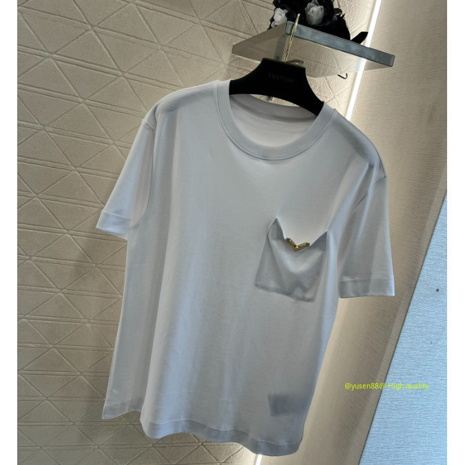 *** Hot Sale ***♥ วาเลนติน *♥ 2024 สินค้าใหม่ผ้าฝ้ายทั้งหมดวัสดุโลโก้โลหะ V Embellishment รุ่นหลวมรอบคอกระเป๋าเสื้อยืด