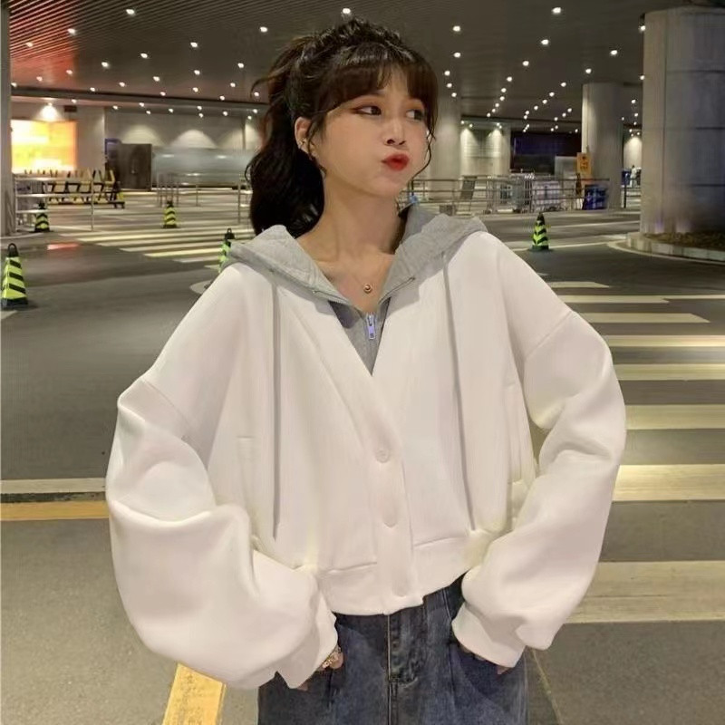 ฤดูใบไม้ร่วงใหม่เสื้อสเวตเตอร์สั้นเสื้อแจ็คเก็ตมีฮู้ดสองชั้นดีไซน์คาร์ดิแกนแขนยาวปลอมสองชิ้นสไตล์โอ้เข็มฉีดม้า cmmu