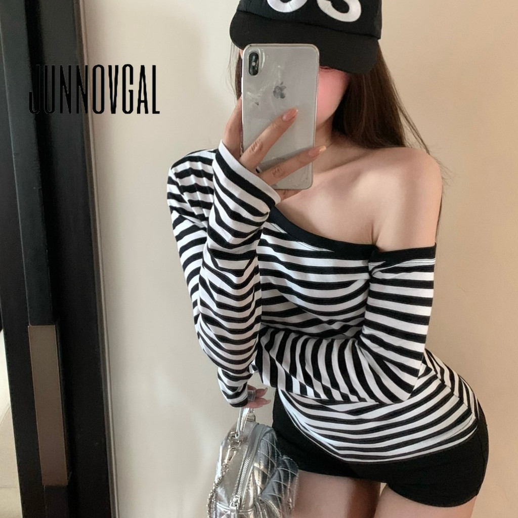 Junnovgal เสื้อยืดผู้หญิงสีตัดกันลายคอไม่สมมาตร 2024 แขนยาวสไตล์ใหม่
