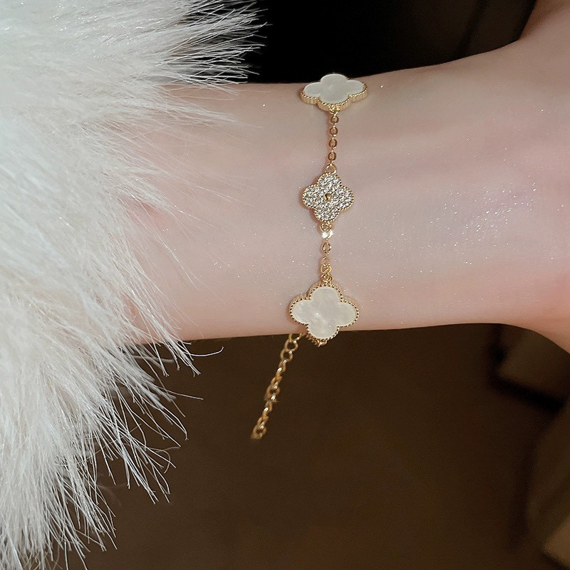 CODส่งเร็ว⚡สร้อยข้อมือ 18K หญ้านําโชค รูปใบหญ้าสี่แฉก หรูหรา โนเบิล เครื่องประดับสำหรับผู้หญิง.cobrandier.COD