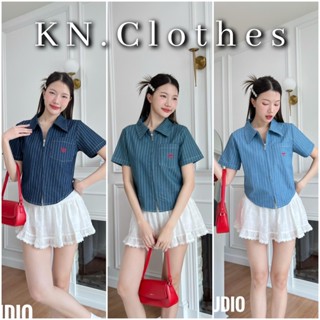 KN.Clothes เสื้อเชิ้ตผ้ายีนส์ลายริ้ว ซิปหน้า ปักโบว์กระเป๋า …