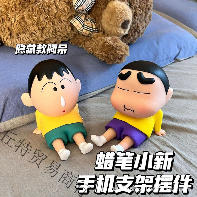 Crayon Shin-Chan Dumb Lazy Phone Holder เครื่องประดับ Influencer อะนิเมะ Nohara เดสก์ท็อปรุ่นอินเทรน