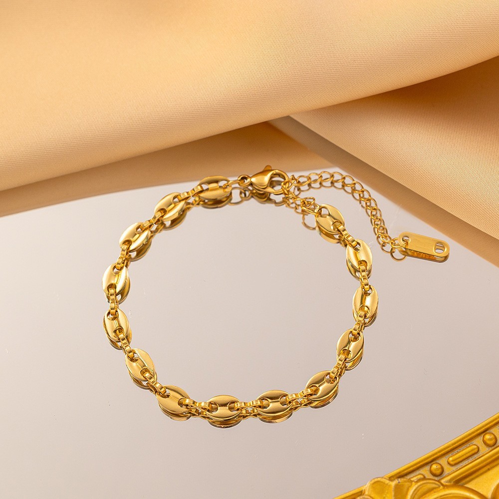 สร้อยคอไทเทเนียมชุบ.gold.18K.สำหรับสุภาพสตรี ออกแบบเป็นลายกระดูกไหปลาร้า คงทนไม่ซีดจาง