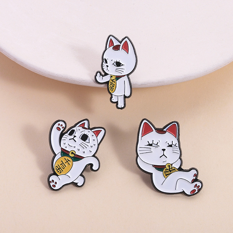 น่ารักการ์ตูน Lucky Cat เข็มกลัดอะนิเมะญี่ปุ่น DAN DA DAN ตัวอักษรป้ายโลหะเสื้อผ้า Lapel Pin กระเป๋าเป้สะพายหลังอุปกรณ์เสริมเครื่องประดับของขวัญ
