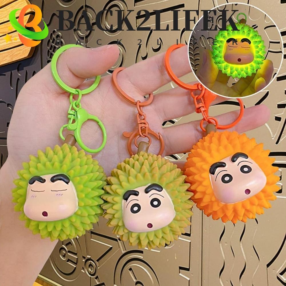 BACK2LIFEK พวงกุญแจทุเรียนเครยอนชินจัง, จี้กระเป๋าชินจังผลไม้เรืองแสง, การ์ตูนน่ารักแปลกใหม่น่ารักเครยอนชินจังพวงกุญแจเด็ก