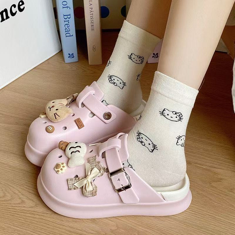 การ์ตูนน่ารัก Bowknot Cat รองเท้าปลานุ่มสำหรับผู้หญิง ออกแบบมาเพื่อความสะดวกในฤดูร้อน มีพื้นโฟมหนาป้องกันการลื่นไถล