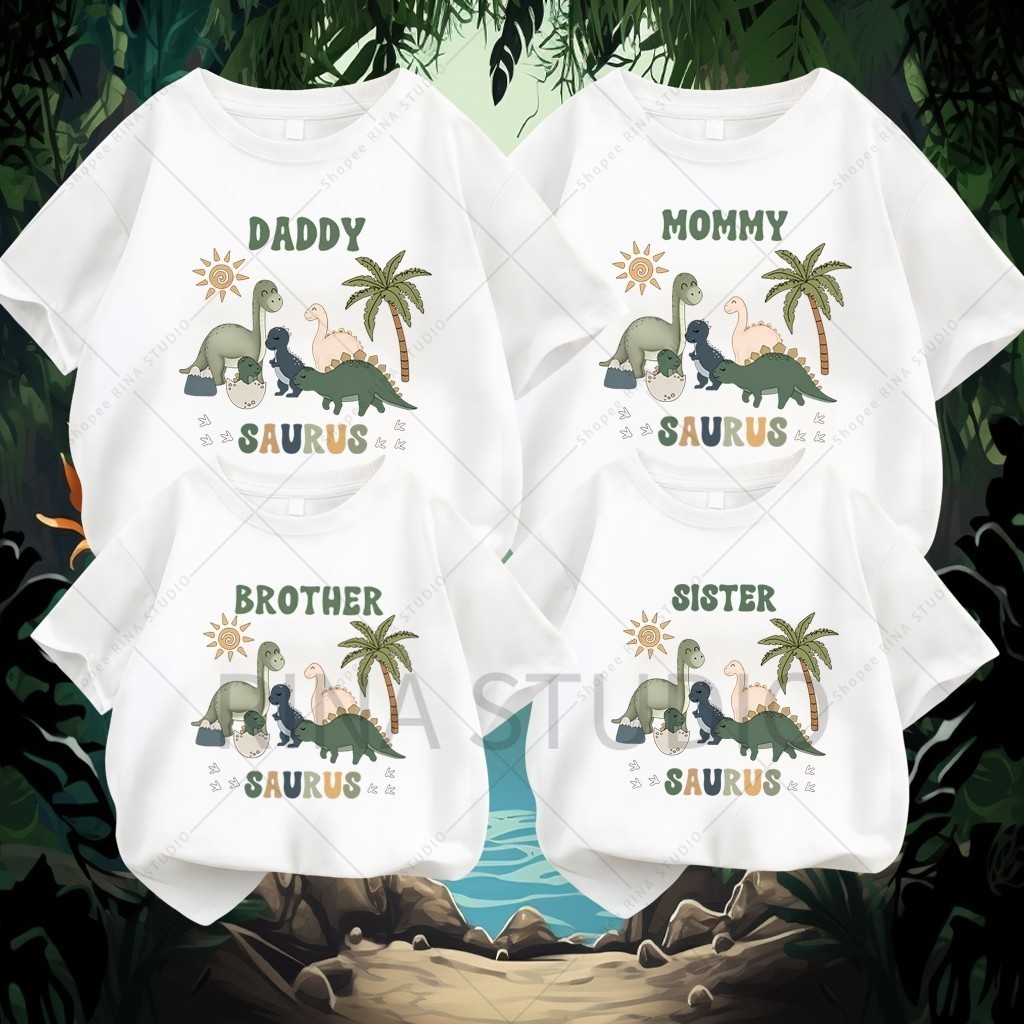 🔥พร้อมส่ง&COD🔥RINA STUDIO เสื้อผ้าพ่อแม่ลูกการ์ตูนไดโนเสาร์พิมพ์ครอบครัวจับคู่ชุดเสื้อเด็กวันเกิดปาร์ตี้ครอบครัวเสื้อยืด