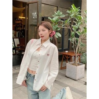 Dahong 💖 เสื้อเชิ้ตแขนยาว สีพื้น ปักลายโบว์ ทรงหลวม สีชมพู เสื้อสไตล์เกาหลีแฟชั่นลำลอง แมชง่ายกับทุกลุค W417