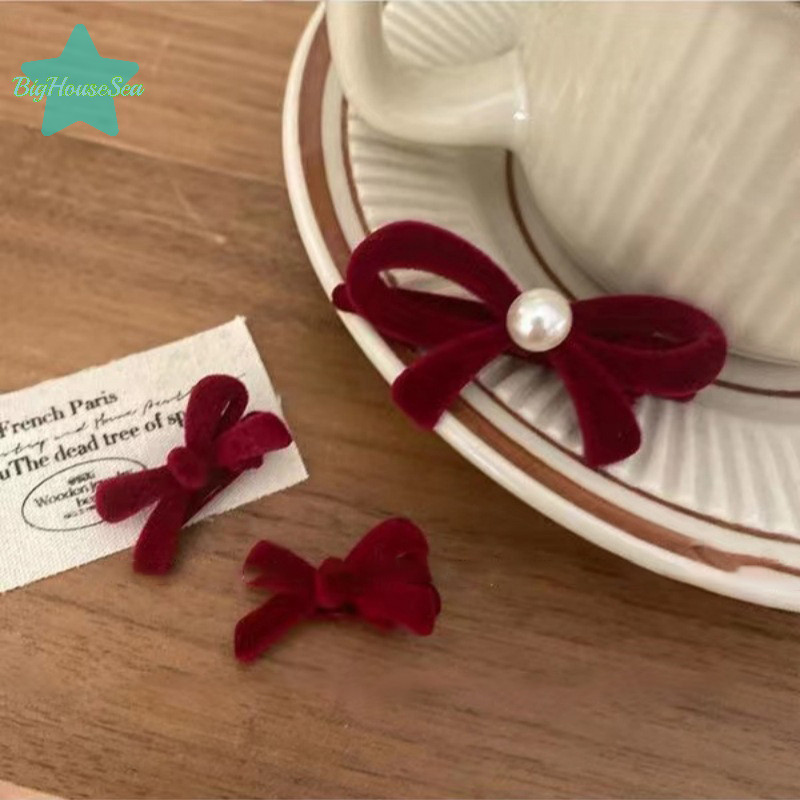 [BigHouseSea] Elegant Temperament Velvet Pearl Bowknot กิ๊บติดผมคลิปด้านข้างสําหรับผู้หญิงสาว Vintage Headwear เครื่องประดับผมคริสต์มาสใหม่