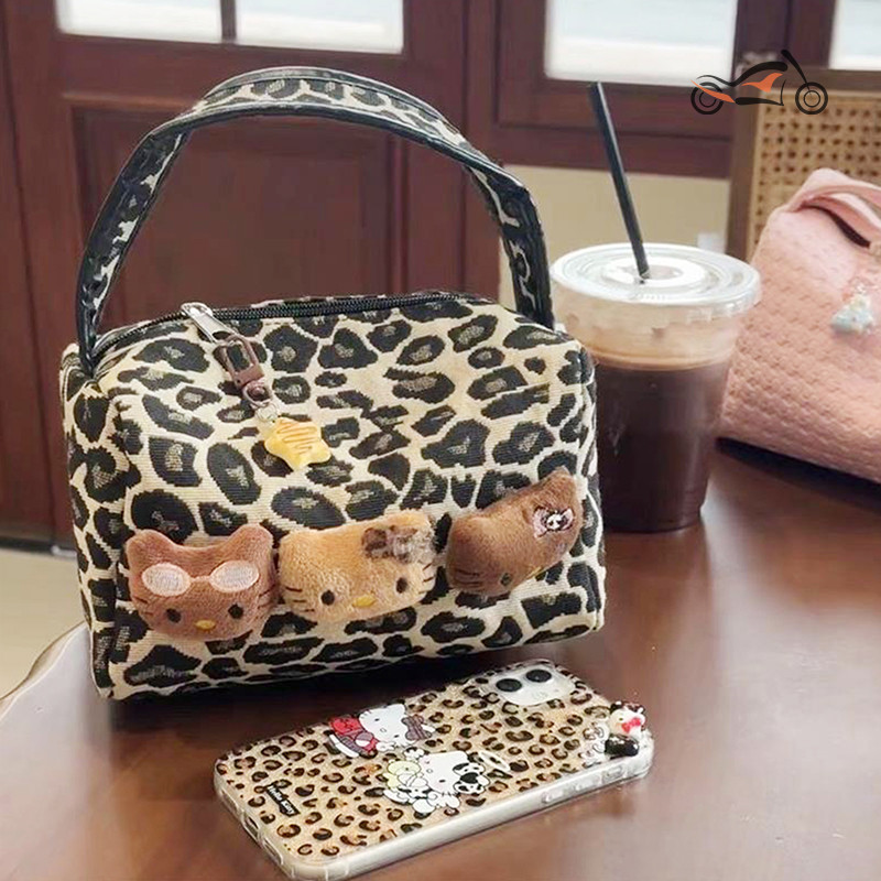 [SU] การ์ตูน Sanrio กระเป๋าถือ Niche น่ารัก Hello Kitty Leopard กระเป๋าเครื่องสําอางขนาดใหญ่ความจุกระเป๋าอุปกรณ์อาบน้ําแบบพกพาของขวัญ TH