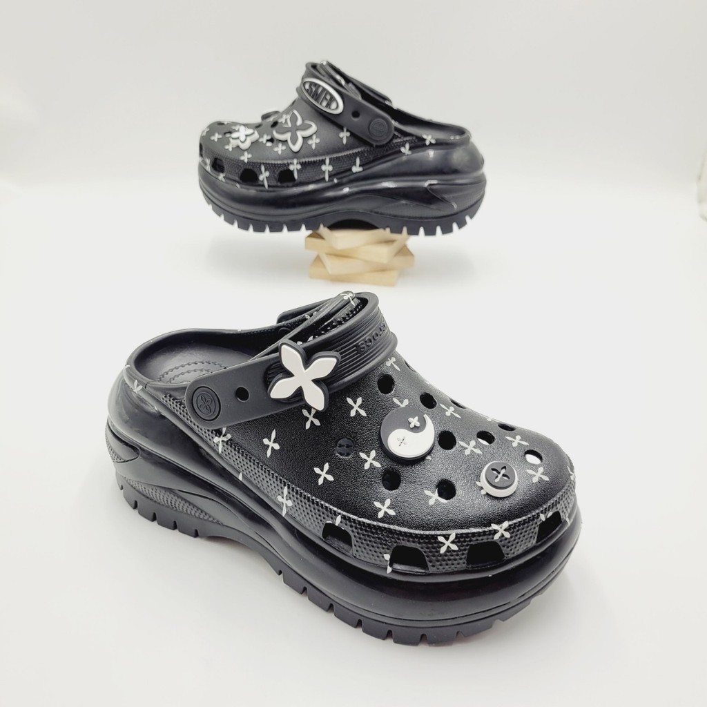 รองเท้าลำลองแฟชั่น สไตล์ SMFK x Crocs Classic Mega Crush Clog