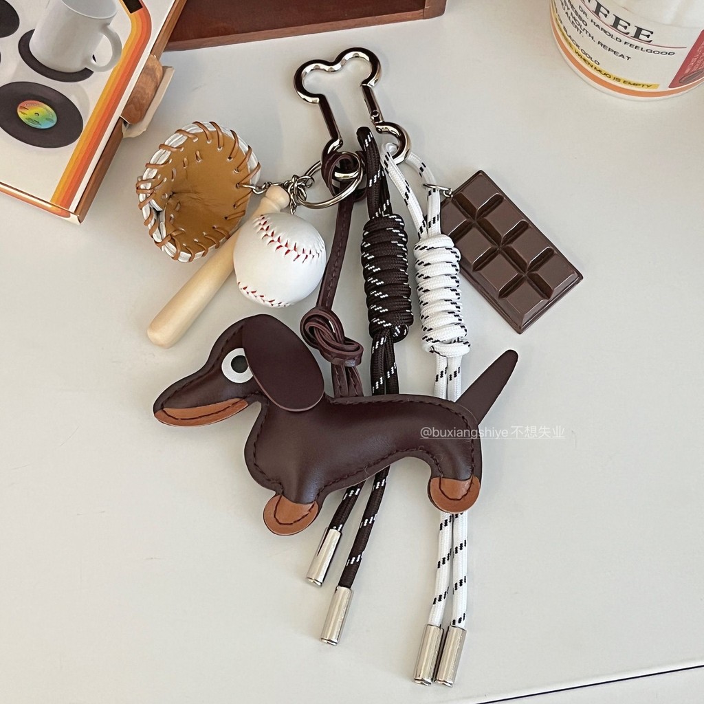 Retro Dachshund พวงกุญแจสุนัข Niche ins กระเป๋าแขวนบล็อกเกอร์สไตล์เดียวกันเครื่องประดับคู่
