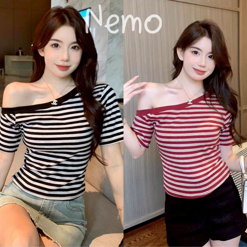 Nemo store🌸#FYP51 เสื้อยืดครอปแขนสั้น เปิดไหล่เล็กน้อย ดีเทลลายทางแดงดำ