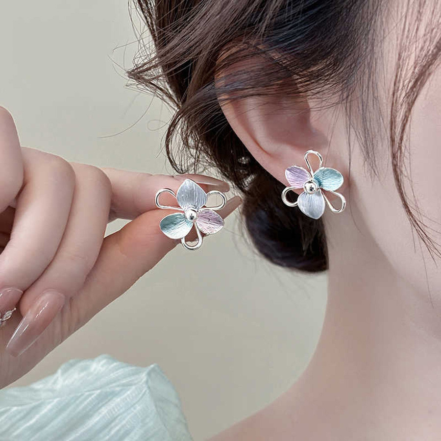 ต่างหูกลีบสีสันสดใส งานพรีเมียม มีความแวววาวและหลากหลายเม็ดคริสตัล อารมณ์หวาน