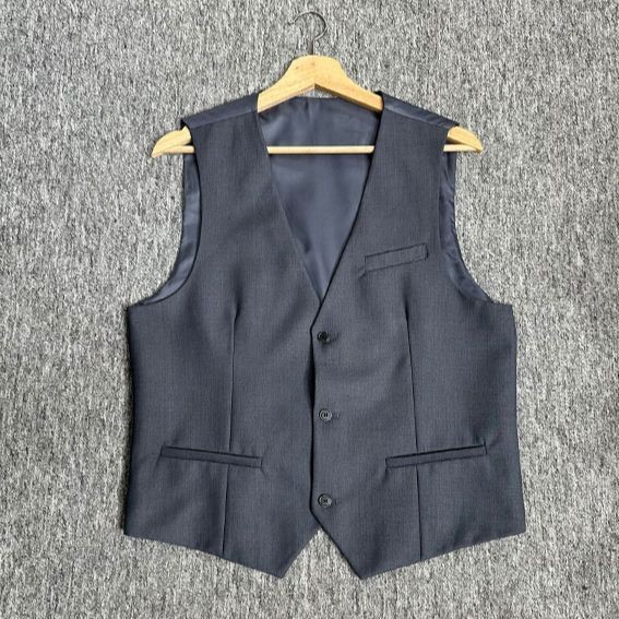 เสื้อกั๊กสูทแบบบางอินเทรนด์สําหรับผู้ชายชุดสูทลําลองสําหรับธุรกิจ潮修身装马甲男士商品尺服背心男小马夹克外穿820Z