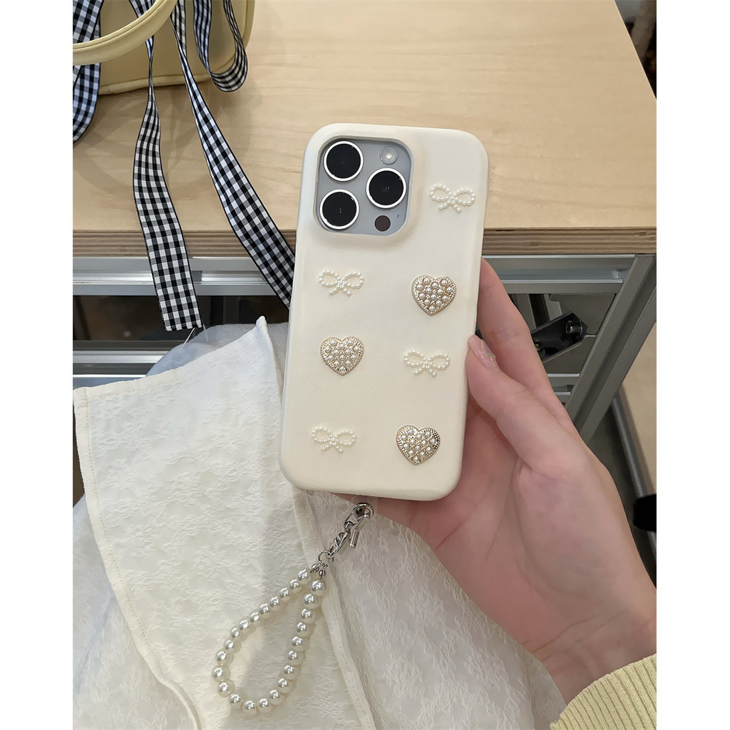3d premium luxury pearl Love Heartสร้อยข้อมือข้อมือสําหรับiPhone 15 13 14 Pro Max 12 11 15Promaxหนังปกแข็ง