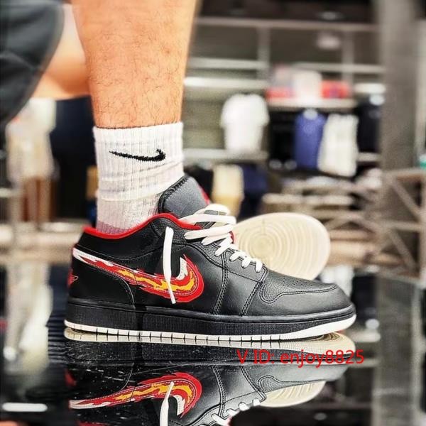 A/J 1 Low A/J 1 สีดําเปลวไฟสีแดง Hook รองเท้าผู้ชาย Casual FJ7073-010