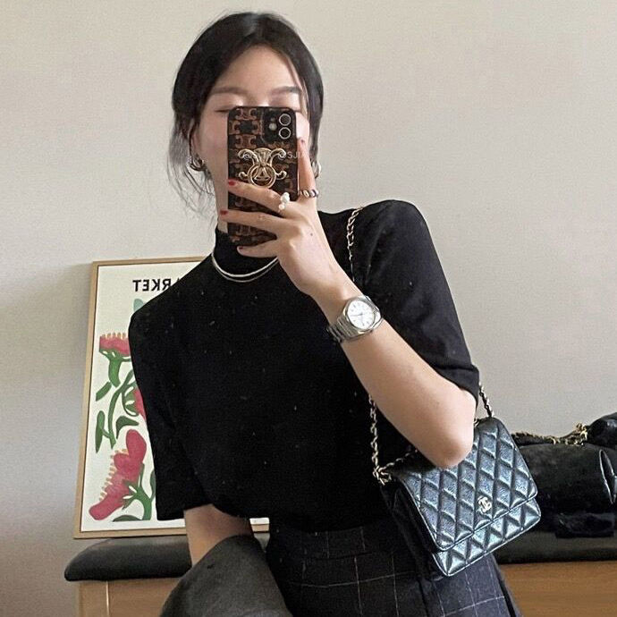 เสื้อยืดแขนสั้นกึ่งคอเต่าเรียบง่ายของเกาหลีของผู้หญิง