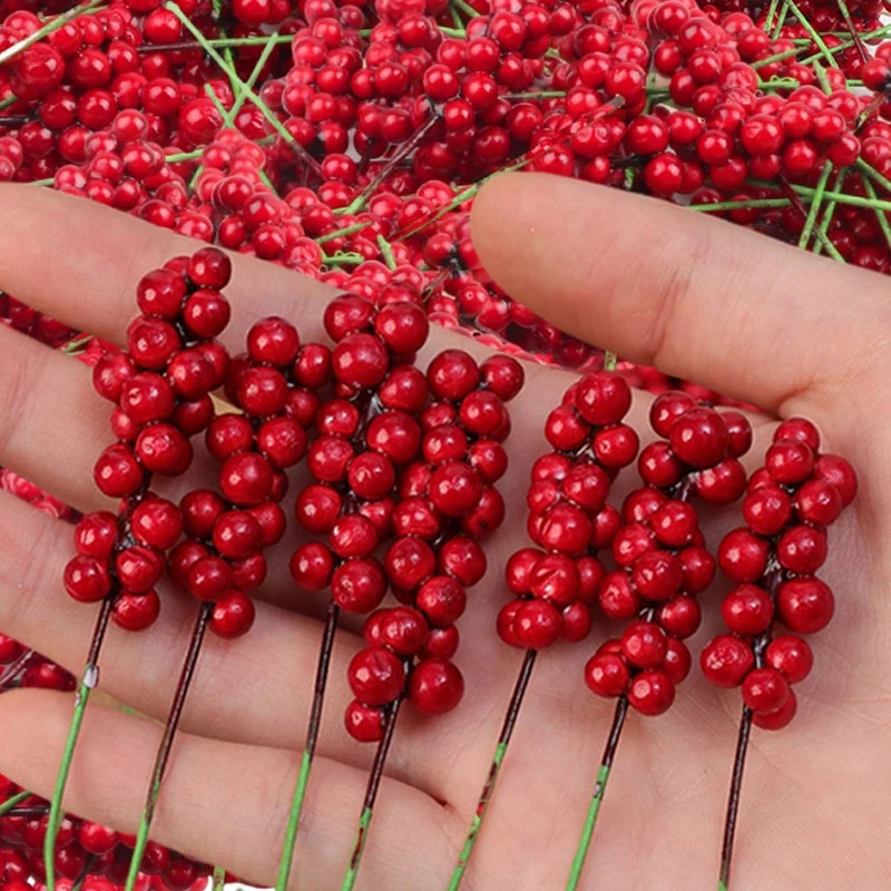 คริสต์มาสสีแดง Berries ประดิษฐ์ Berry Stems สําหรับเครื่องประดับต้นคริสต์มาสงานฝีมือ DIY พวงหรีดตกแต่งบ้าน