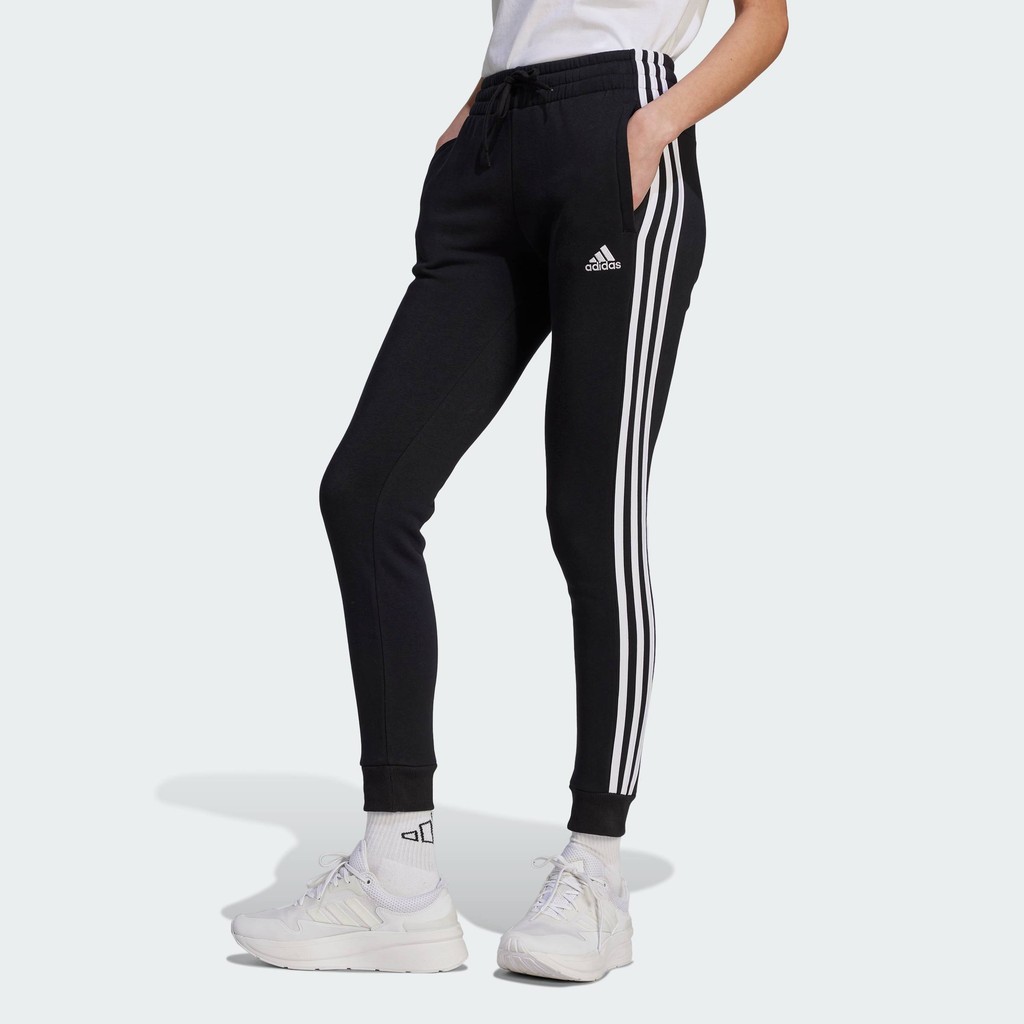 adidas ไลฟ์สไตล์ กางเกงขายาวผ้าฟลีซ Essentials 3-Stripes ผู้หญิง สีดำ HZ5753
