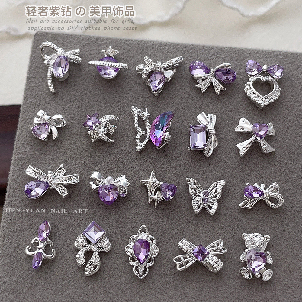 5 ชิ้นแพ็คสไตล์ใหม่ กุทัณฑ์ อุปกรณ์ทําเล็บเงินเพชรสีม่วงแสงหรูหราสามมิติผีเสื้อรักหมีสวมใส่เล็บ