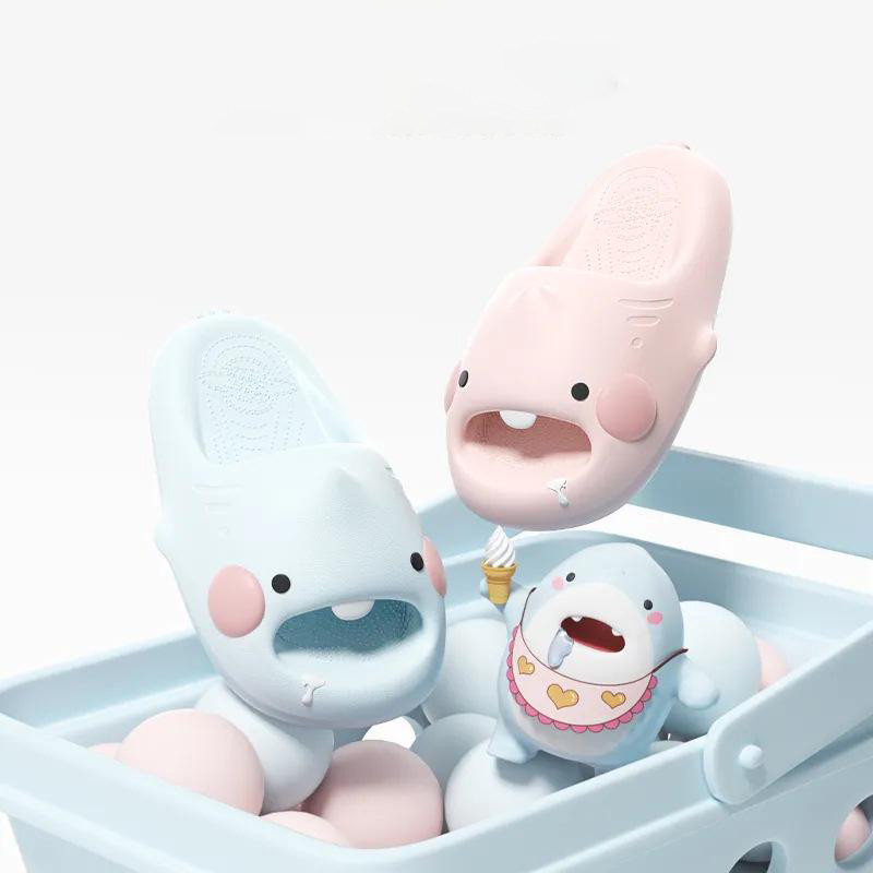 รองเท้าแตะฉลามฟันการ์ตูนสำหรับผู้หญิง น้ำหนักเบา สวมใส่ง่าย ออกแบบมาให้ใช้ในฤดูร้อนและกลางแจ้ง มีพื้นยางป้องกันการเลื่อนไถล