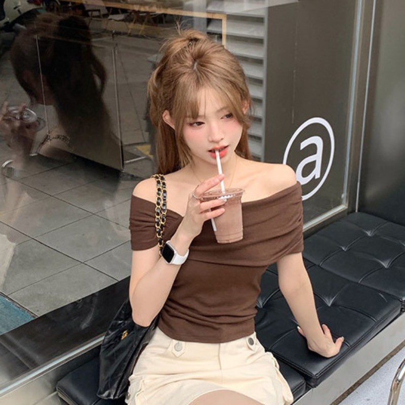 shayne-ท็อปส์ซูสำหรับสุภาพสตรี สีทึบ รุ่นปิดไหล่ ประเภทรุ่น Slim Fit อารมณ์ สาวฮอต เวอร์ชั่นเกาหลี