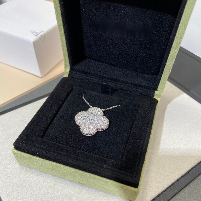 Pre order ราคา2300 VCC Necklace สร้อยคอ ตกแต่งลายดอกไม้คุณภาพดีประดับเพชรเต็มเงินแท้ 925