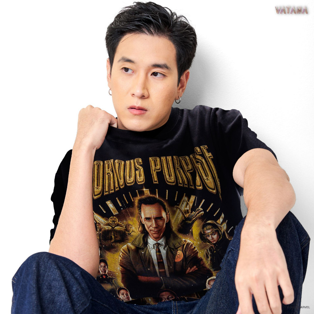 สไตล์ใหม่ VATANA เสื้อยืดสีดำพิมพ์ลาย LOKI GLORIOUS PURPOER Glow in the dark ลิขสิทธิ์ MARVEL ลิขสิท