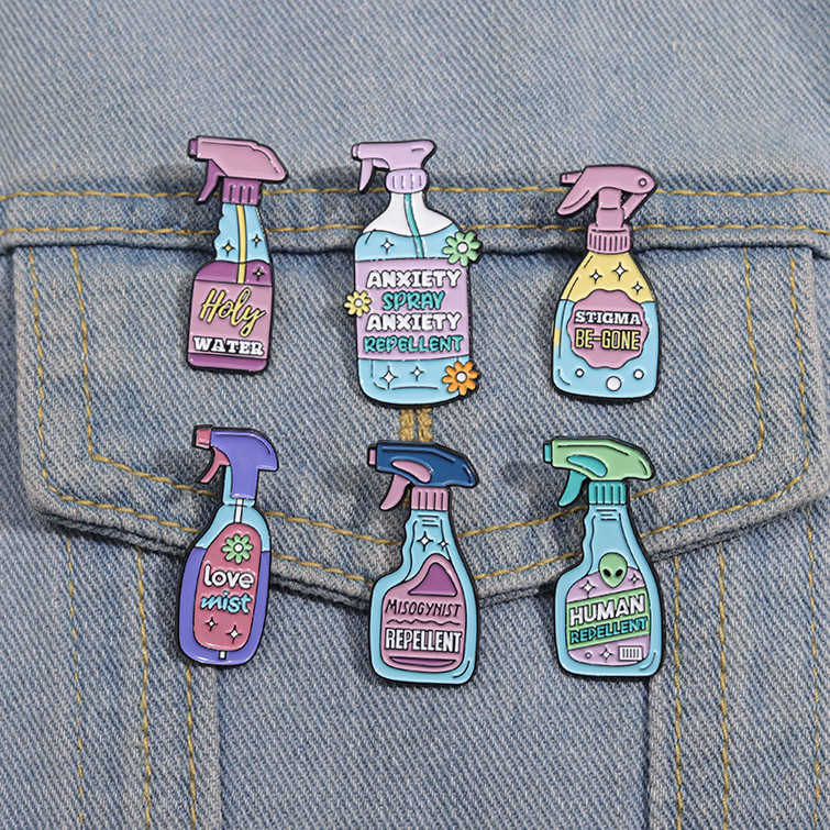 Creative Repellent สเปรย์รูปร่างเข็มกลัดน่ารักสิ่งจําเป็นในชีวิตประจําวัน Series ป้ายข้อความตลกเคลือบ Pins เสื้อผ้าเครื่องประดับของขวัญ