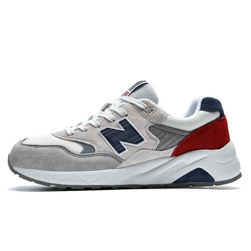 New Balance 580 รองเท้าผ้าใบ New Balance แฟชั่นรองเท้าพักผ่อนแบบพกพาสําหรับคู่รัก