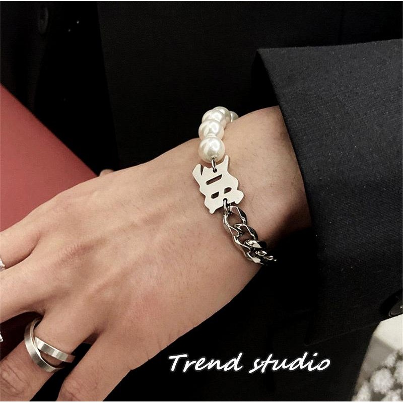 สร้อยข้อมือมุกแฟชั่น โซ่เหล็กครึ่งมุกและครึ่งไทเทเนียม คอลเลคชั่นกำไลที่ไม่ลอกหรือดำคล้ำ สามารถสวมใส่ได้ทั้งชายและหญิง