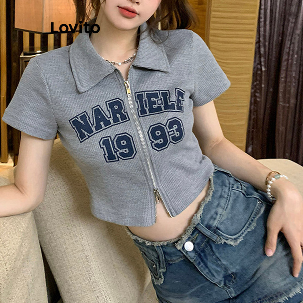Lovito เสื้อยืดครอปผู้หญิง คอปก พิมพ์ลายตัวอักษร มีซิป สไตล์ลำลอง LNE24002 (เทา/ชมพู)