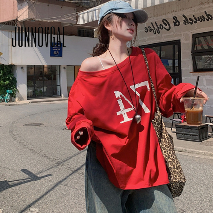 Junnovgal เสื้อยืดผู้หญิง Loose Fit Off Shoulder ตัวอักษรการพิมพ์ 2024 แขนยาวสไตล์ใหม่