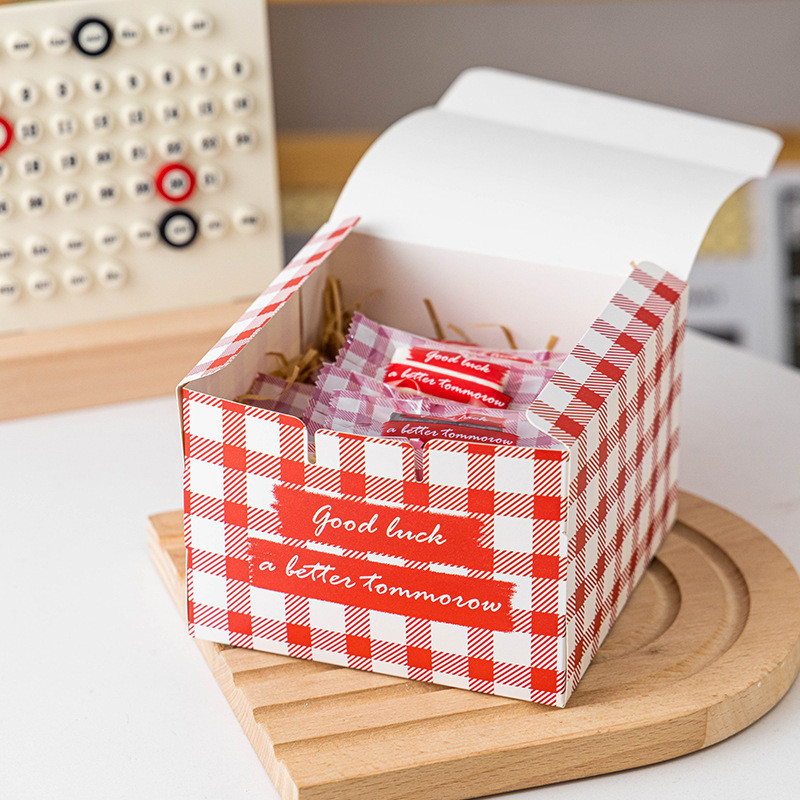 เซตกล่องและถุง ลายRed Plaid กล่องขนาด 14x14x10cm ถุงขนาด4x9.5cm 1ชุด = 1กล่อง+25ซอง