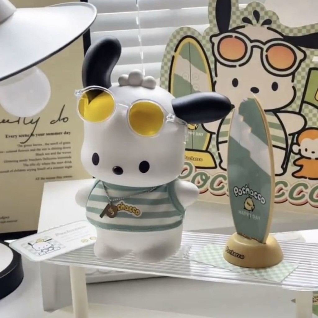 Sanrio Vacation Pacha Dog Trendy Play Doll ตุ๊กตาการ์ตูนน่ารักของประดับตั้งโต๊ะของขวัญวันเกิด