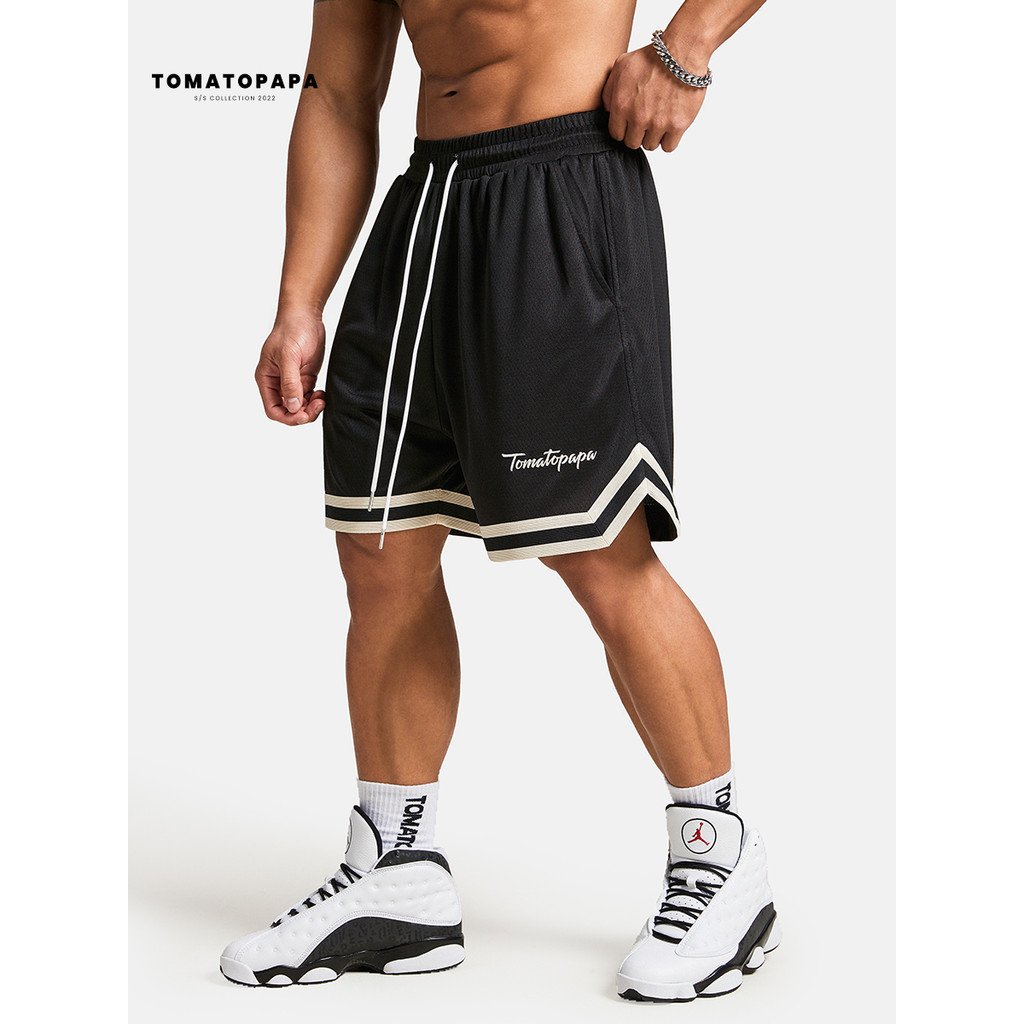TOMATOPAPA Original Classic สีดําสีขาว All-Match กางเกงบาสเกตบอลกางเกงขาสั้นผู้ชายฤดูร้อนอเมริกันหลวมสบายๆ Breathable วิ่งฟิตเนสไตรมาสกางเกงห้าจุด