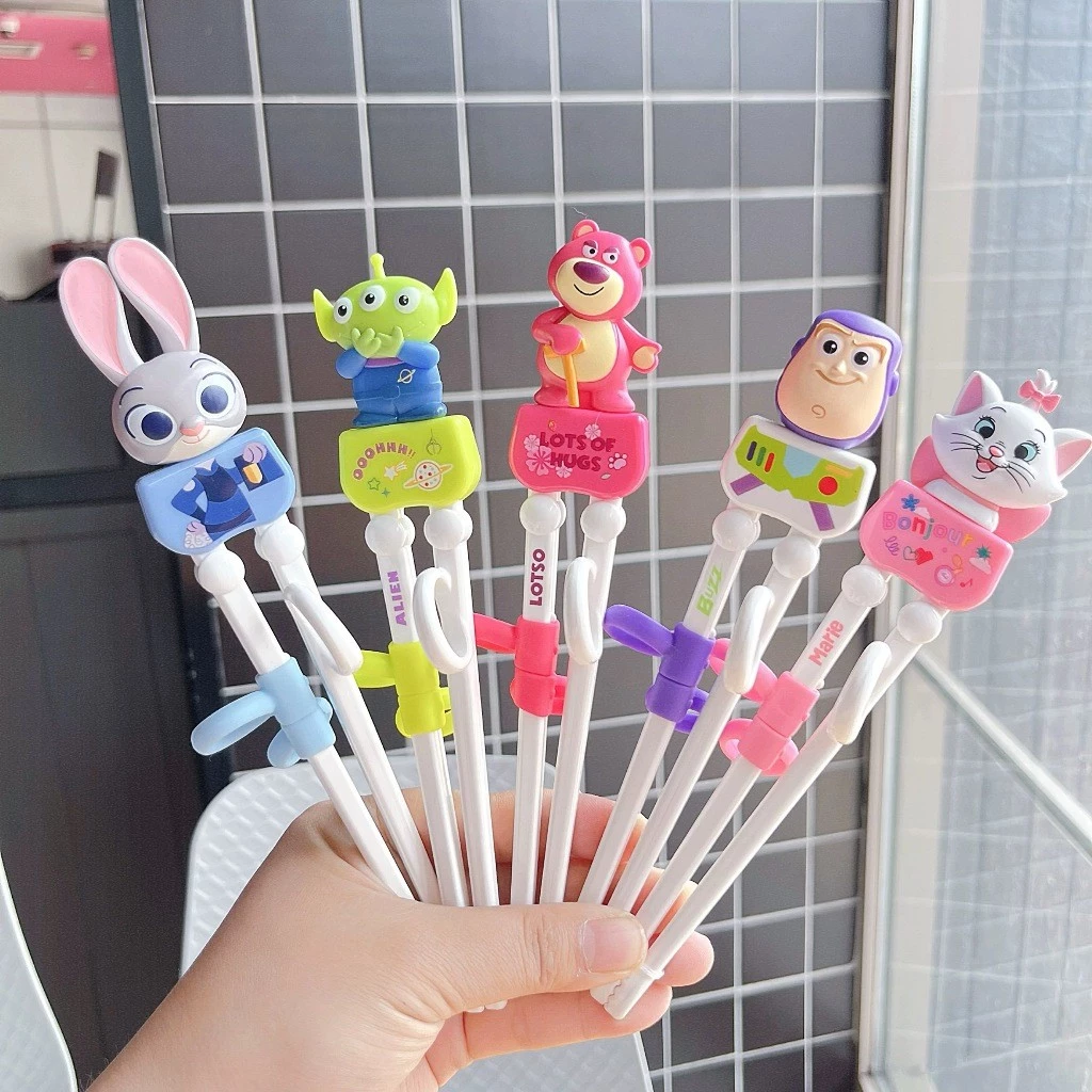 Disney Toy Story Strawberry Bear ตะเกียบฝึกเด็กเด็กวัยหัดเดินฝึกเสริมอุปกรณ์การเรียนรู้สําหรับเด็ก