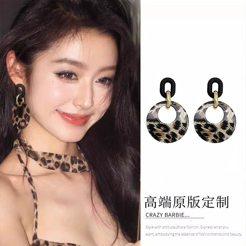 现货现发银针豹纹几何圆形亚克力耳环女欧美复古百搭时尚个性耳饰小众耳饰Silver needle leopard print geometric circular acrylic earrings fo