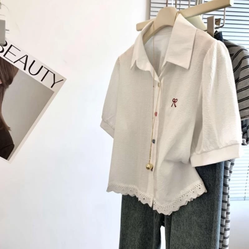 Dahong 💖W635 เสื้อเชิ้ตแขนสั้นผู้หญิงน่ารักๆ oversize ปักโบว์แดง ผ้าคัตตอน เนื้อผ้าบ้างๆ แบบผ้าไหมอิตาลี ใส่สบาย