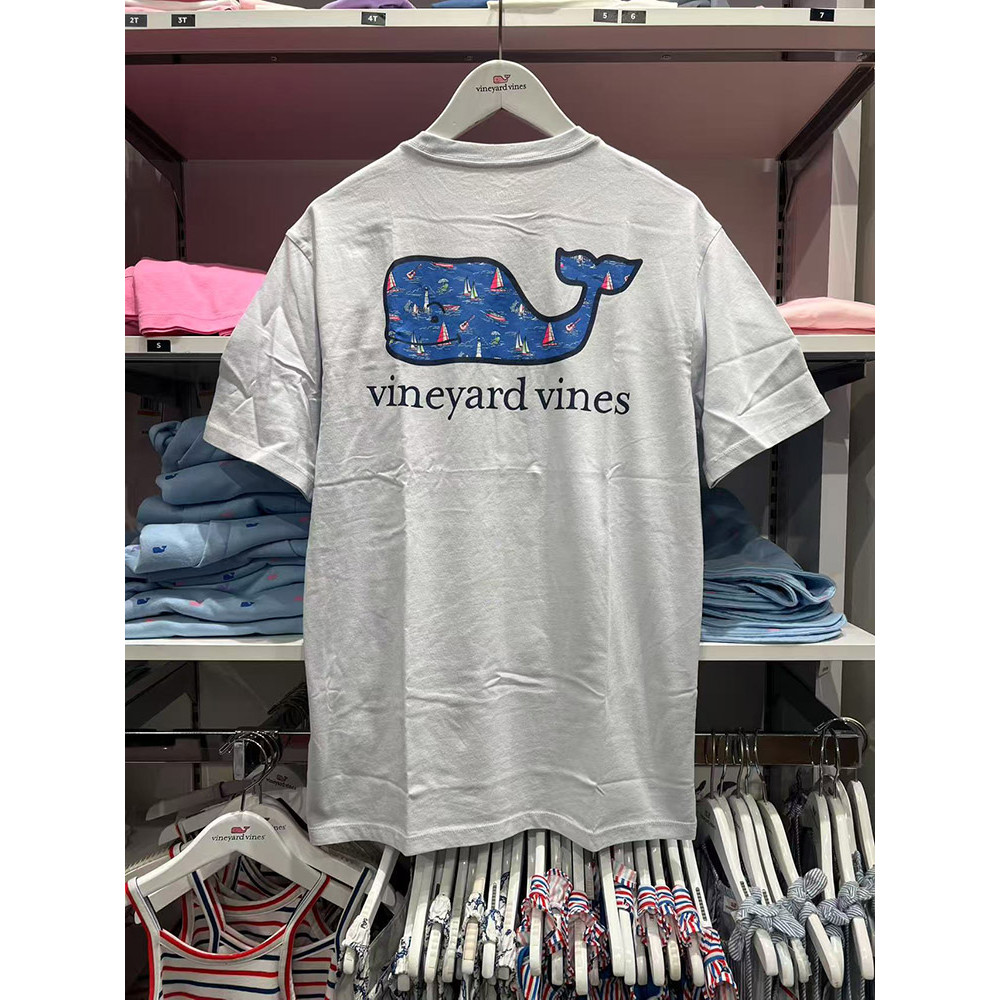 Vineyard Vines เสื้อยืดผู้ชาย ลายปลาวาฬ พิมพ์บนเนื้อผ้า 200GSM ทรงคลássic-retro สไตล์กีฬา