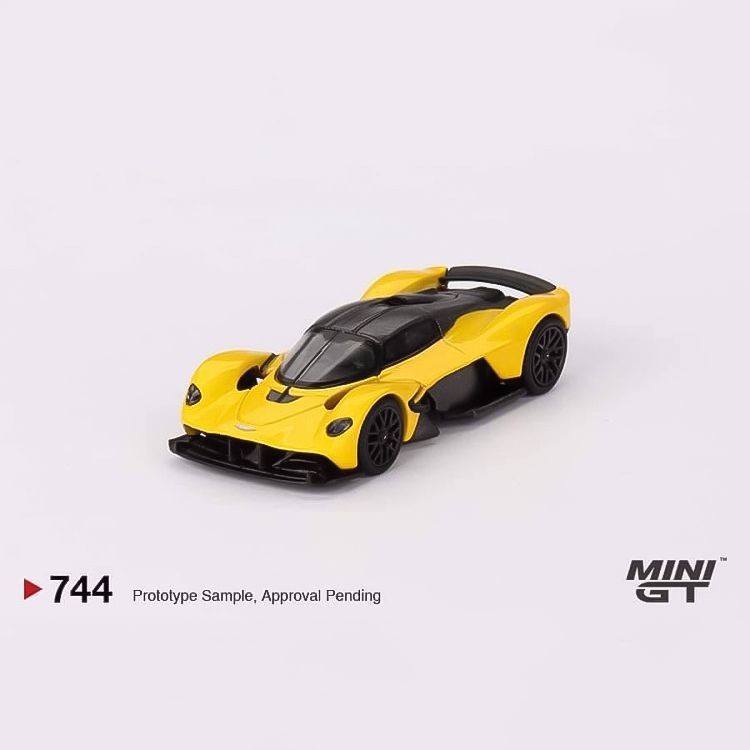 MINIGT 1: 64 Aston Martin Valkyrie Valkyrie Sunset Yellow Alloy Car รุ่น 744
