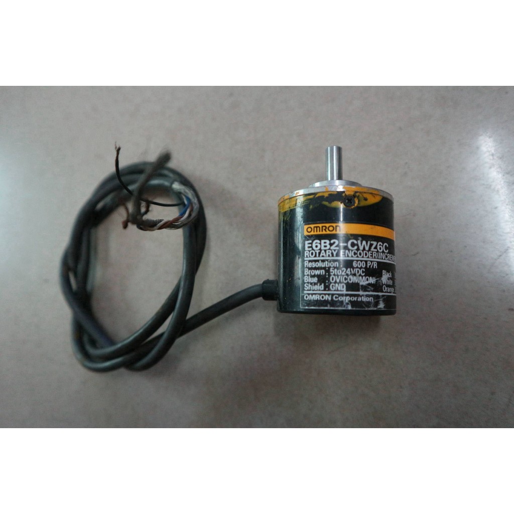 B020 * ถอดแยกชิ้นส่วน o แท่นเข้ารหัสตาแมวแบบหมุนได้ E6B2-CWZ6C 600P/R สต็อกพร้อม