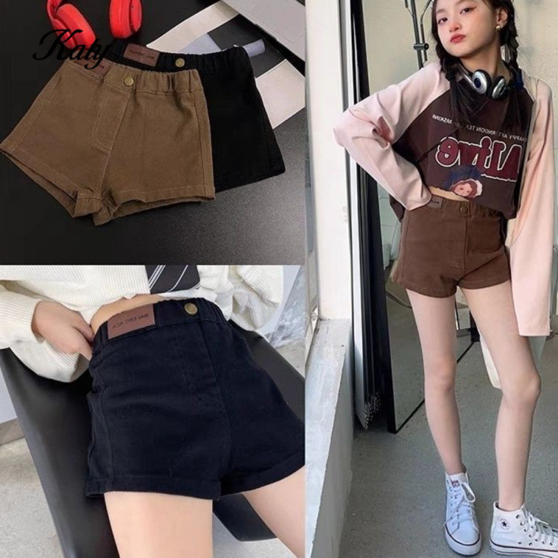 สต็อกพร้อม❤️ชุดเด็กผู้หญิงฤดูร้อน❤️คัดสรรวัสดุนุ่มสบาย❤️สาว ผู้มีอิทธิพล กางเกงขาสั้นผ้ายีนส์ 2026 ฤดูใบไม้ผลิฤดูร้อนสไตล์ใหม่แฟชั่นทุกการแข่งขันยืดผอมสามจุดกางเกงพ่อแม่และลูกกางเกงขาสัเสื้อผ้าเด็กผู้หญิง