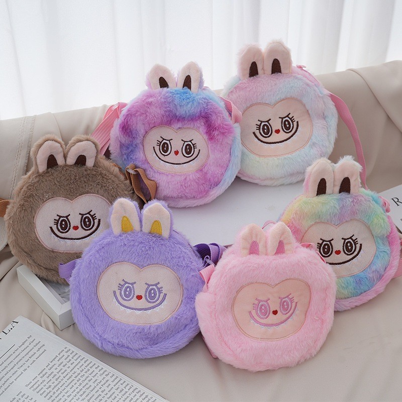 กระเป๋าสะพายข้างลายลาบูบู้เป็นผ้าขนค่ะสินค้าพร้อมส่งในไทยค่ะจัดส่งสินค้าทุกวันค่ะ BB00559