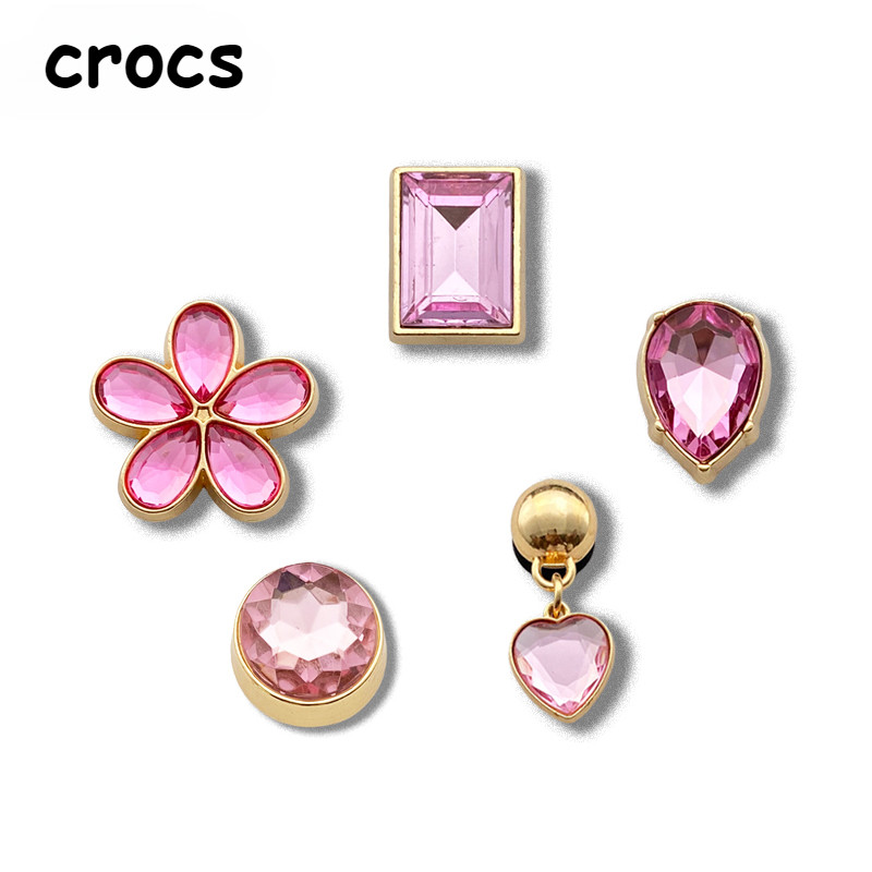 5 ชิ้น\ ชุด Crocs Jibbitz Chram รองเท้าอุปกรณ์เสริมรองเท้าหัวเข็มขัดรองเท้าดอกไม้จับคู่ Crocs โลหะเพชรสีชมพู