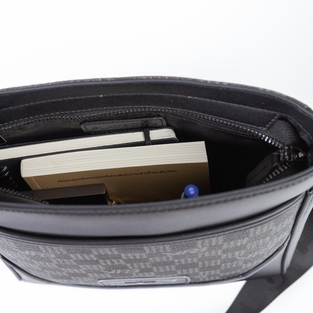 Playboy:Vincent  Men's bag กระเป๋าสะพายข้างผู้ชาย รุ่นST-B243PBM287-BK ดีไซน์กระเป๋าทรงแมสเซนเจอร์ ลายตารางโลโก้ สีดำ
