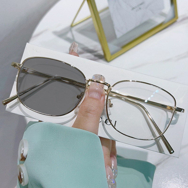 (-0~-600) โฟโตโครมิก แว่นสายตาสั้นกรอบแว่นตาโลหะแฟชั่นแว่นตาป้องกันแสงสีฟ้าชายและหญิงเปลี่ยนสีแว่นสายตาสั้นพร้อมใบสั่งยาแว่นตานักเ - รูปที่ 2