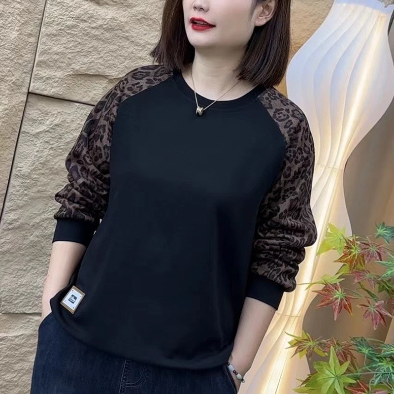 [คลังสินค้าพร้อม] 2024 ฤดูใบไม้ร่วงสไตล์ใหม่แฟชั่นรอบคอเสือดาวพิมพ์ Raglan ไหล่แขนเย็บฉลากแฟชั่นลดอายุหลวมสบายๆ Sw